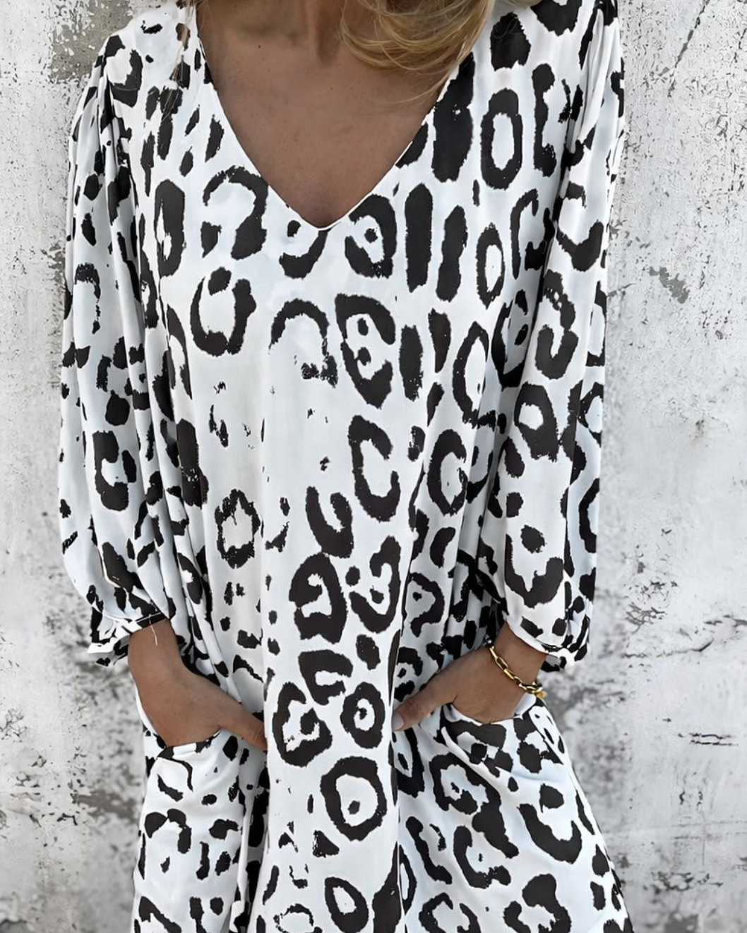 Bayer Modehaus - Damen Maxikleid mit Leoparden-Print, V-Ausschnitt und langen Ärmeln in Weiß