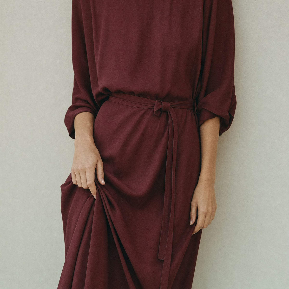 Fließendes Midikleid in gedecktem Bordeaux mit Bindegürtel