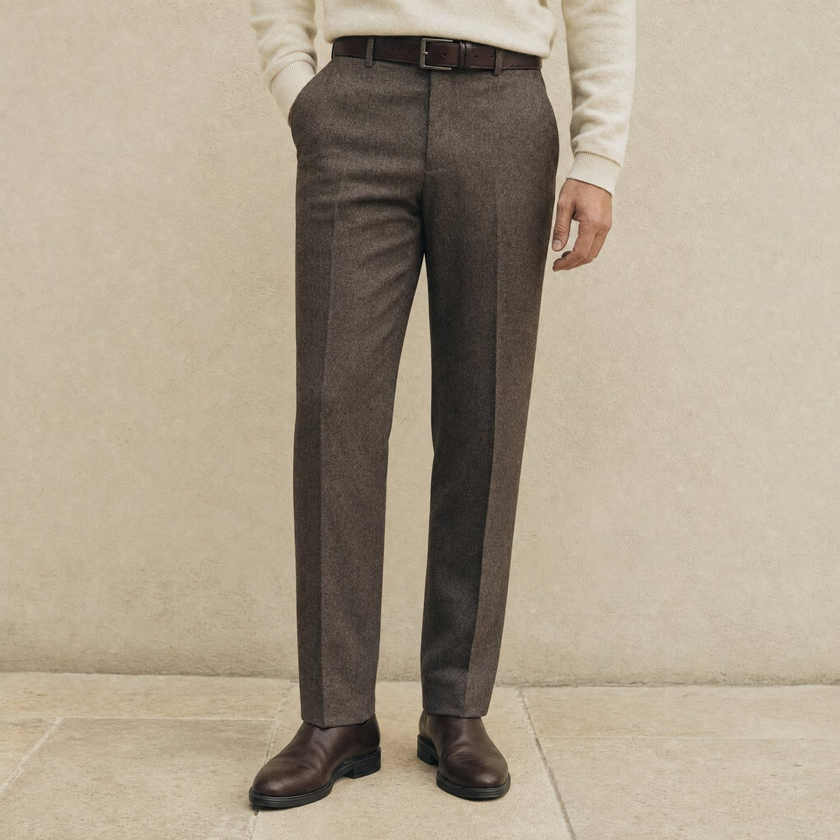 Gerade geschnittene Wollhose in dunklem Taupe mit Ledergürtel