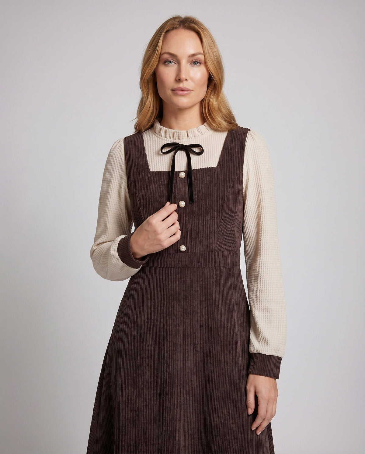 Cordkleid mit Rüschenkragen und Zierknöpfen für Damen