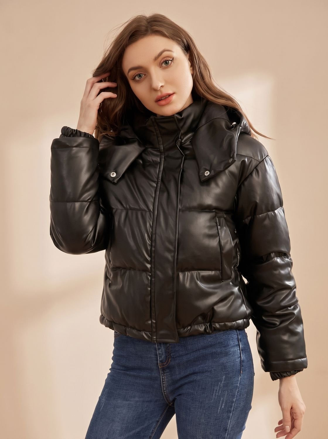 Daunenjacke Damen aus Kunstleder, kurz mit abnehmbarer Kapuze