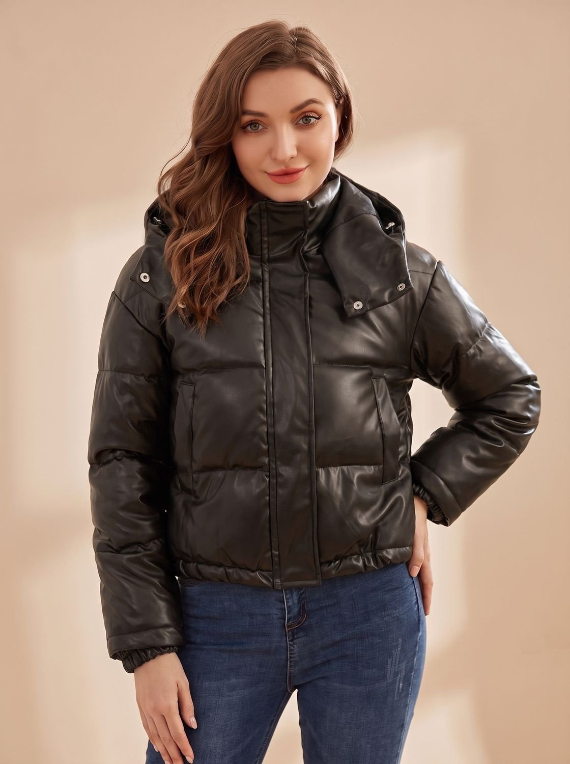 Daunenjacke Damen aus Kunstleder, kurz mit abnehmbarer Kapuze