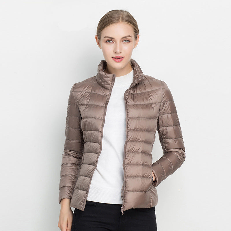 Kurze Daunenjacke mit Steppung und hohem Kragen für Damen in Beige - Ansicht 10