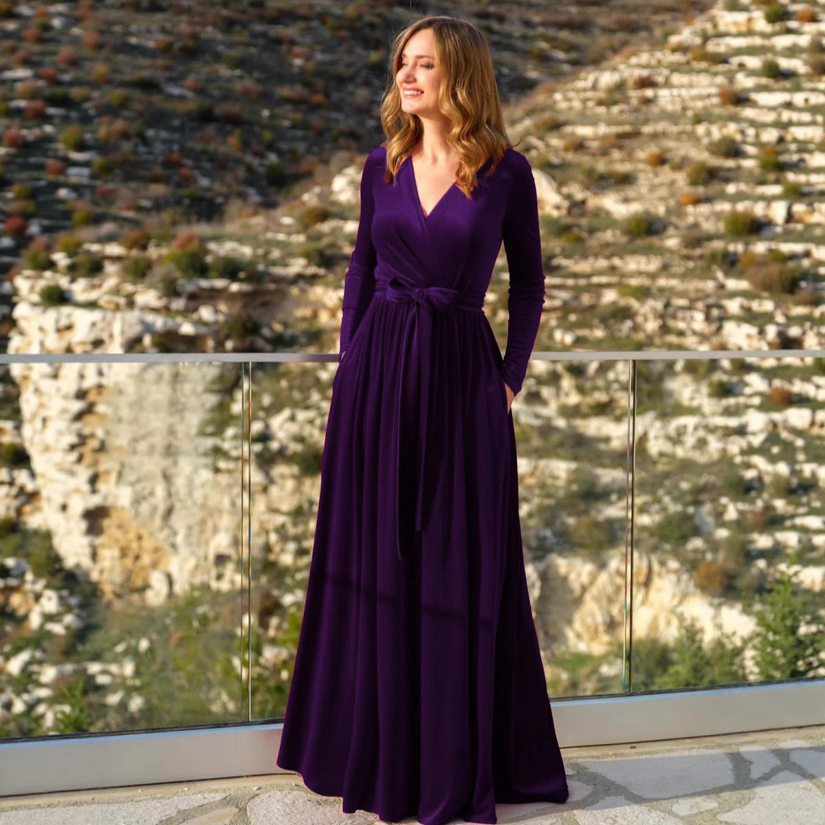 Samtkleid mit Wickelschnitt und V-Ausschnitt für Damen