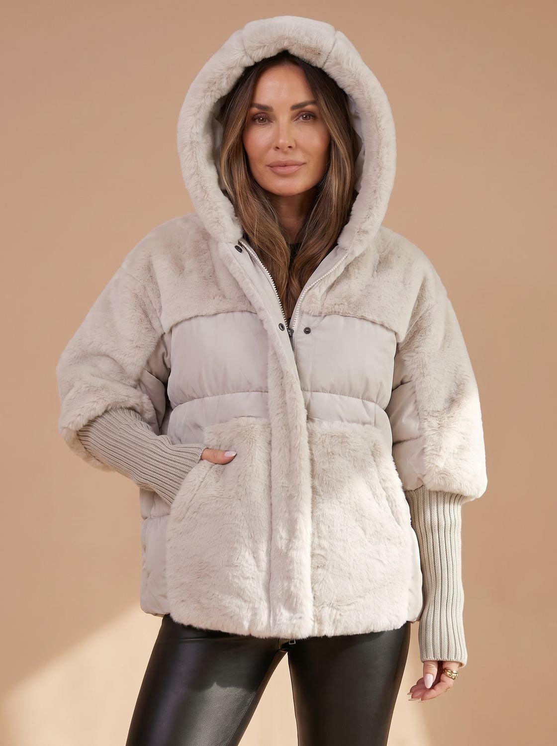 Steppjacke kurz mit Kunstfell-Kapuze und Rippbündchen für Damen in Grau