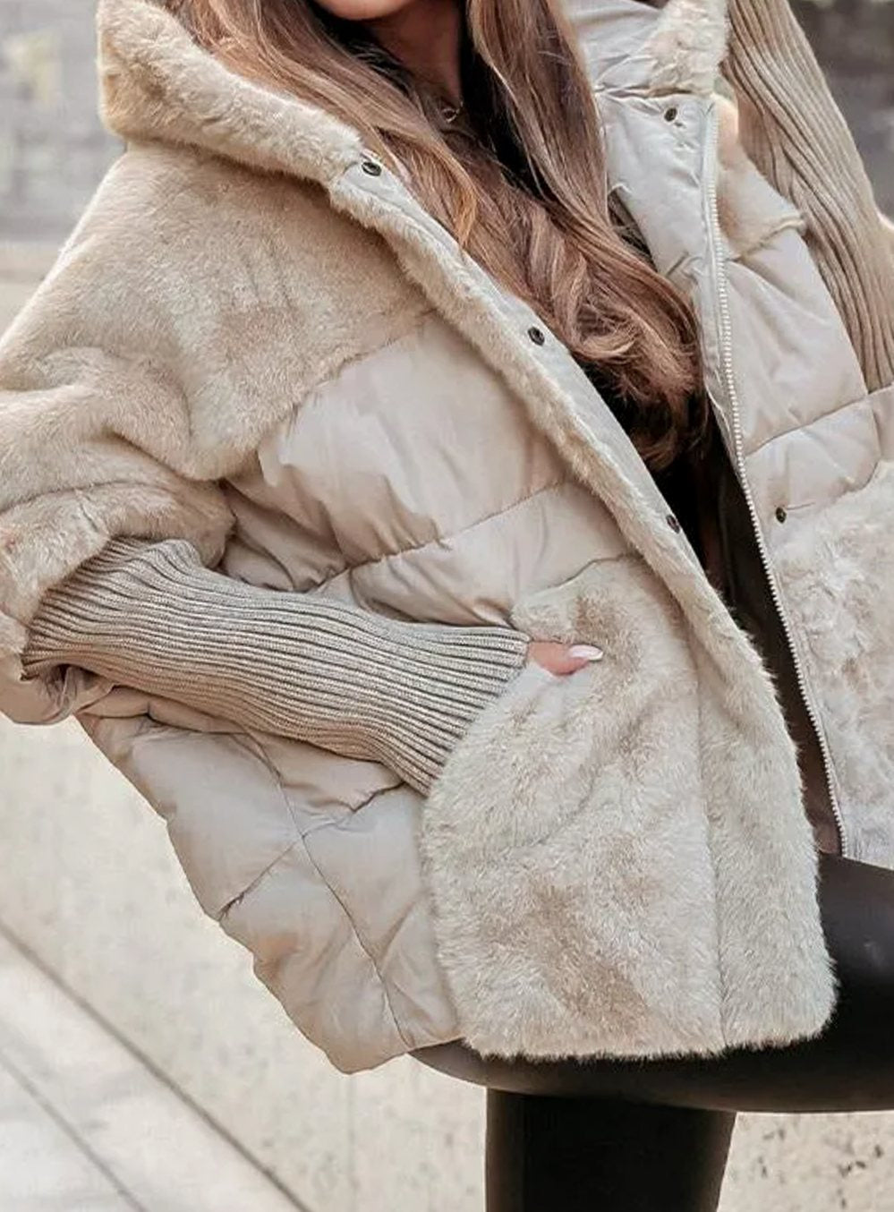 Steppjacke kurz mit Kunstfell-Kapuze und Rippbündchen für Damen in Beige - Ansicht 3