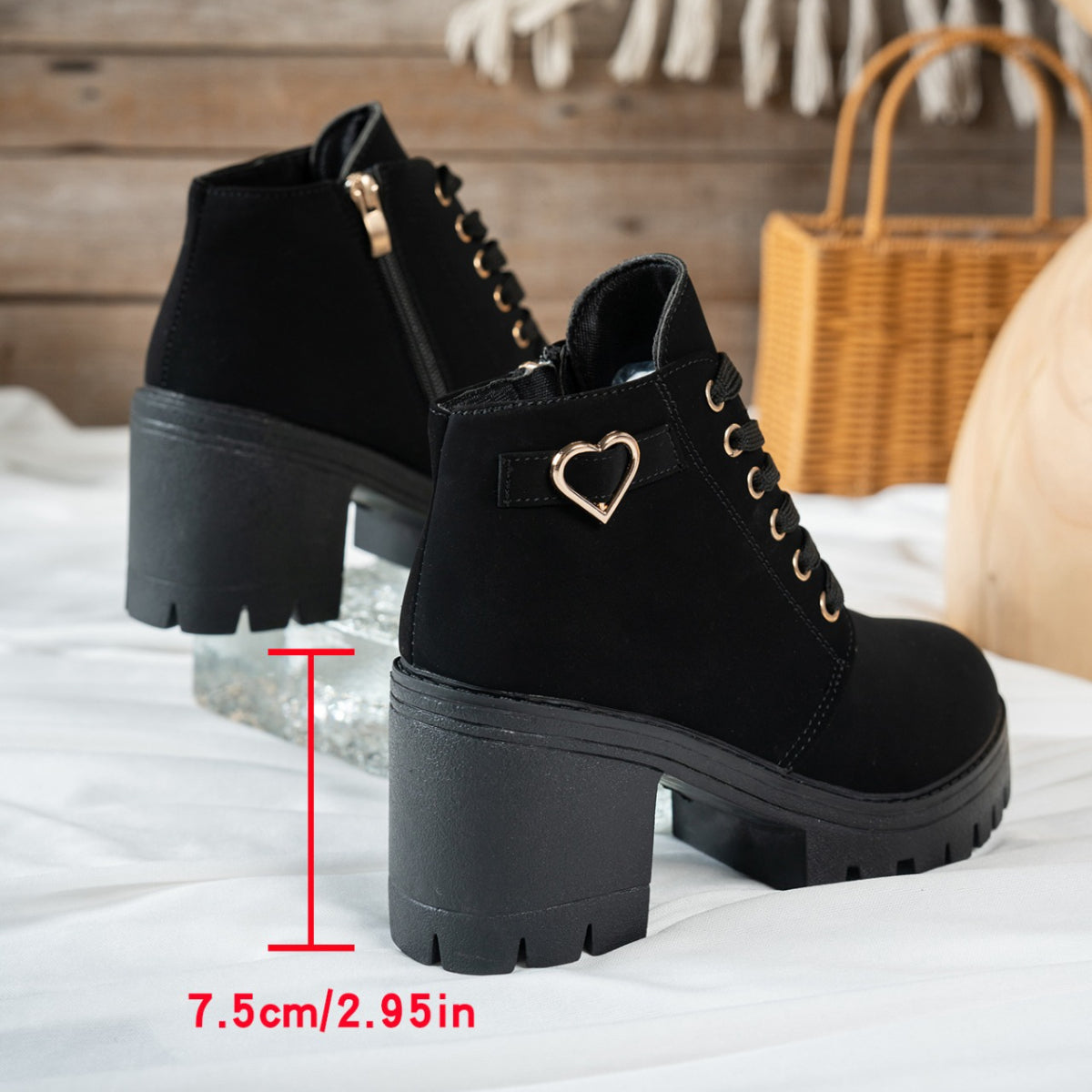 Stiefeletten Damen mit Blockabsatz und Herzschnalle in Rauleder-Optik