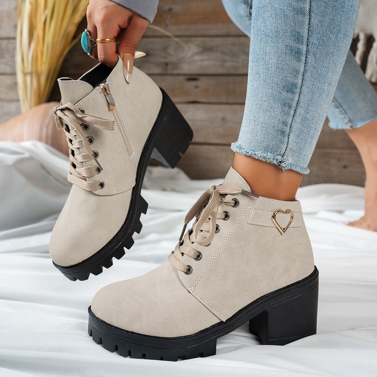 Stiefeletten Damen mit Blockabsatz und Herzschnalle in Rauleder-Optik