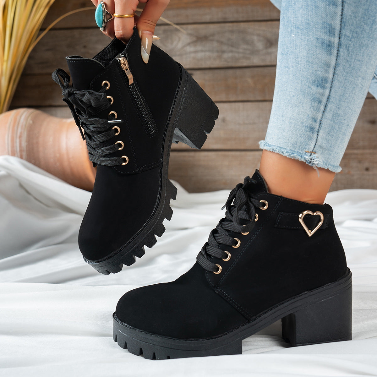 Stiefeletten Damen mit Blockabsatz und Herzschnalle in Rauleder-Optik