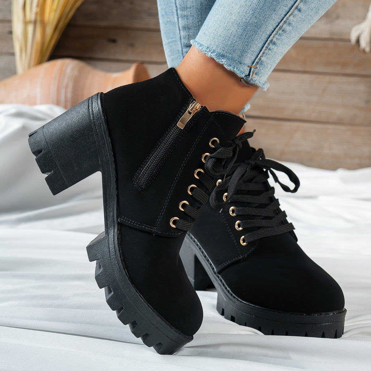 Stiefeletten Damen mit Blockabsatz und Herzschnalle in Rauleder-Optik