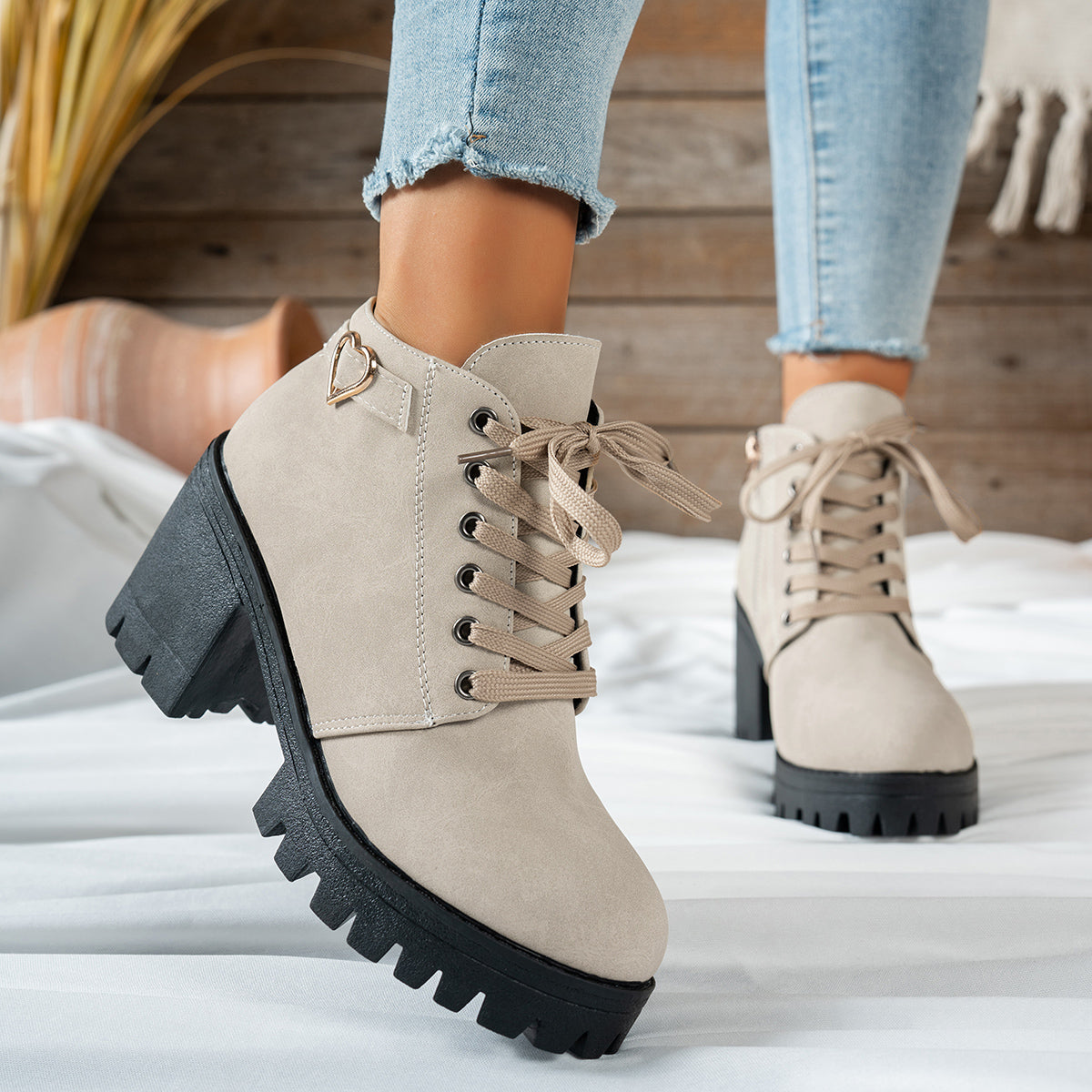Stiefeletten Damen mit Blockabsatz und Herzschnalle in Rauleder-Optik