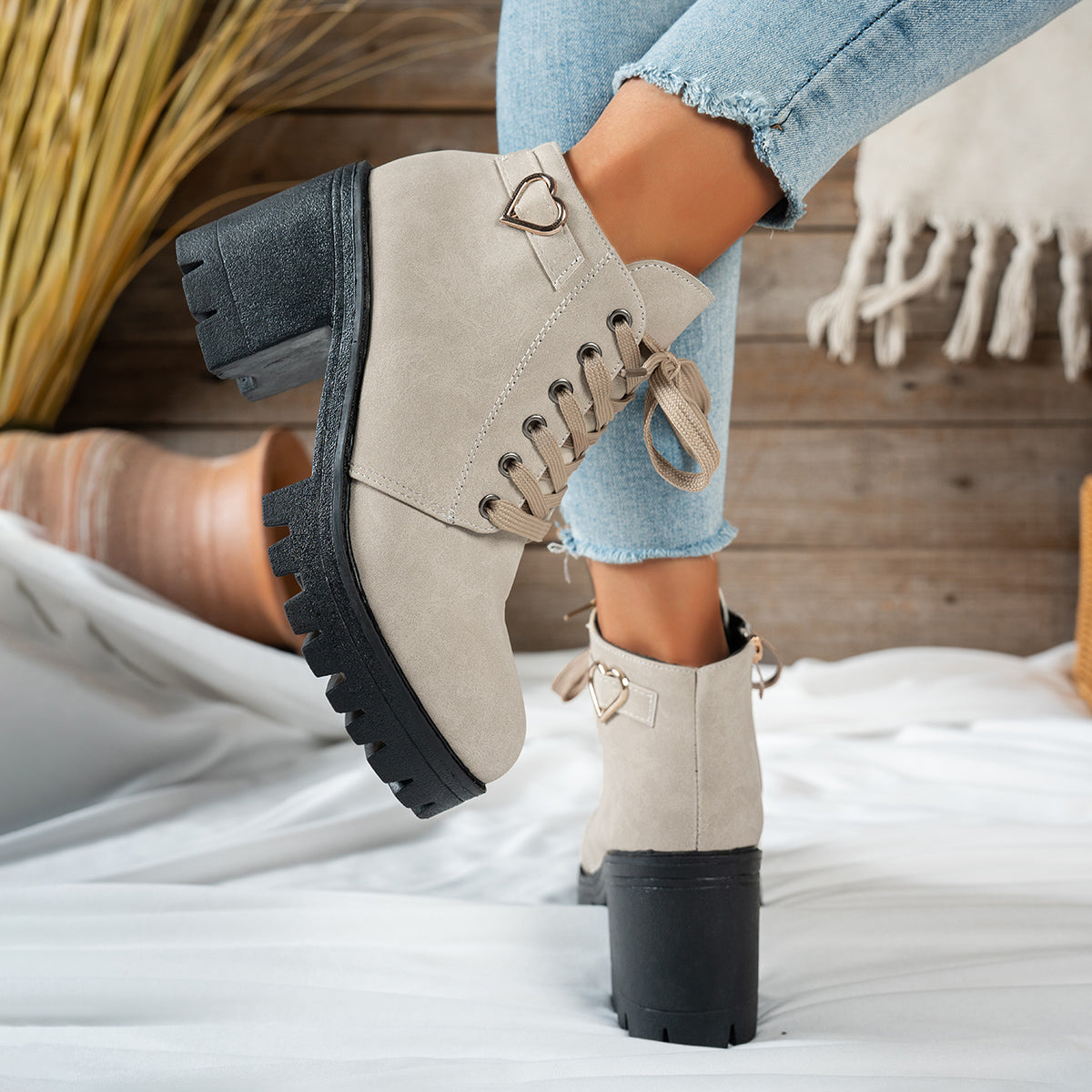 Stiefeletten Damen mit Blockabsatz und Herzschnalle in Rauleder-Optik