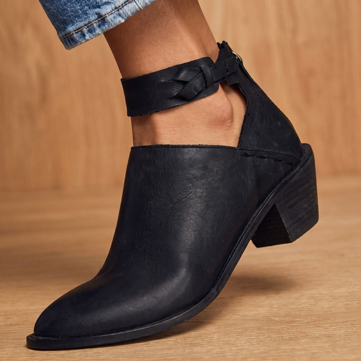 Stiefeletten Damen mit Blockabsatz und Schleifenriemen