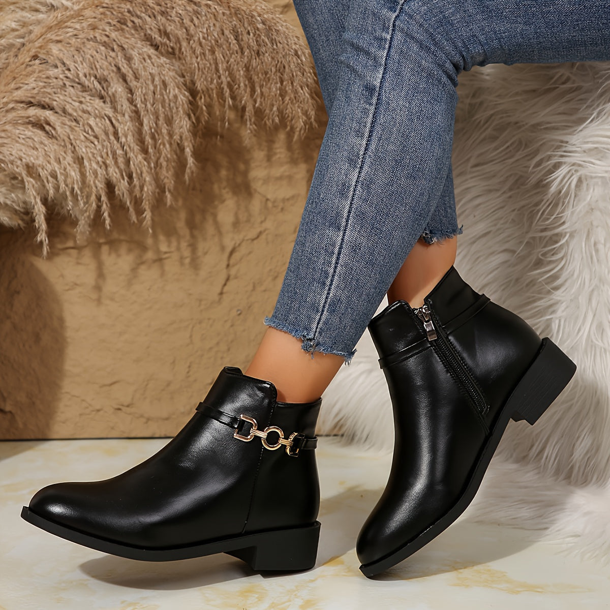 Stiefeletten Damen mit Goldketten-Detail und flachem Blockabsatz