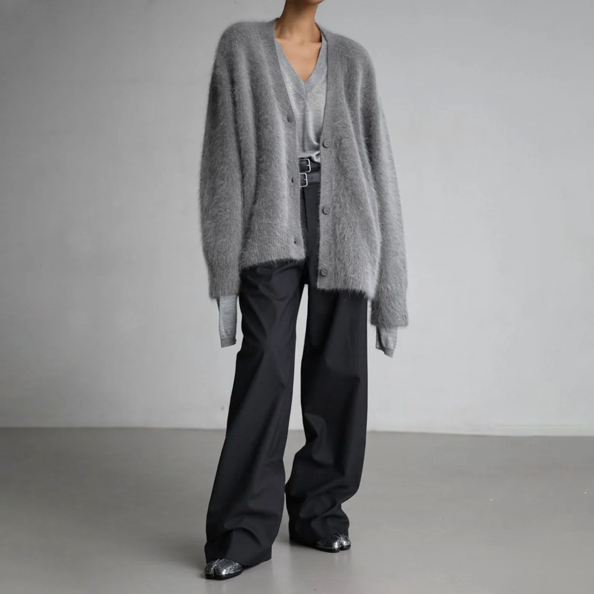 Strickjacke mit V-Ausschnitt und großer Knopfleiste für Damen - Ansicht 4