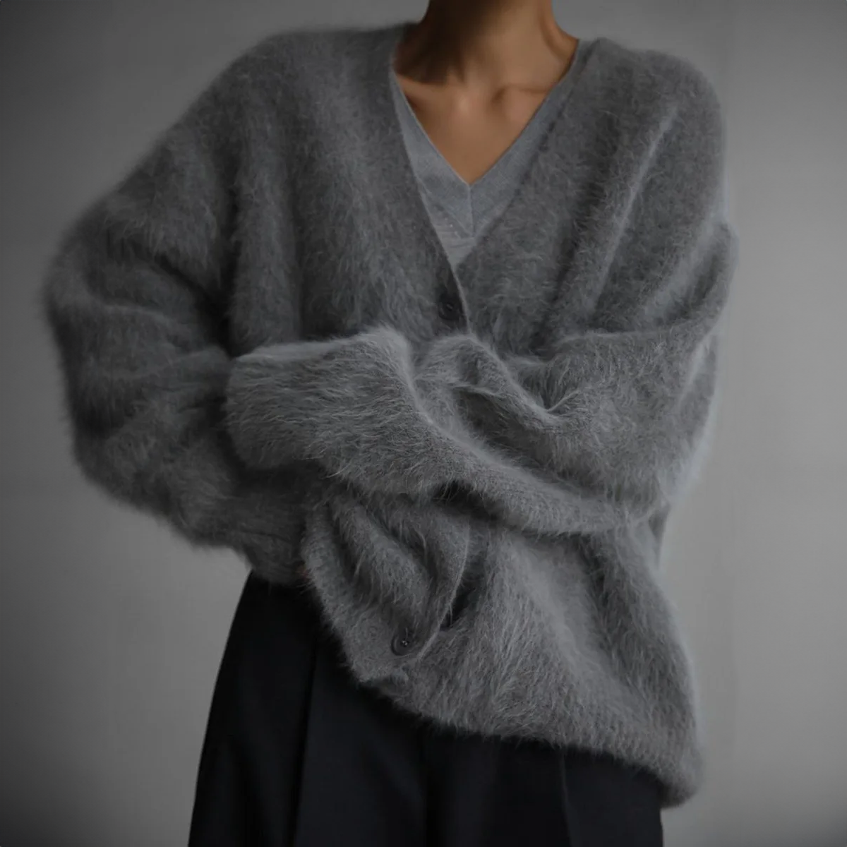 Strickjacke mit V-Ausschnitt und großer Knopfleiste für Damen in Dunkelgrau - Ansicht 5