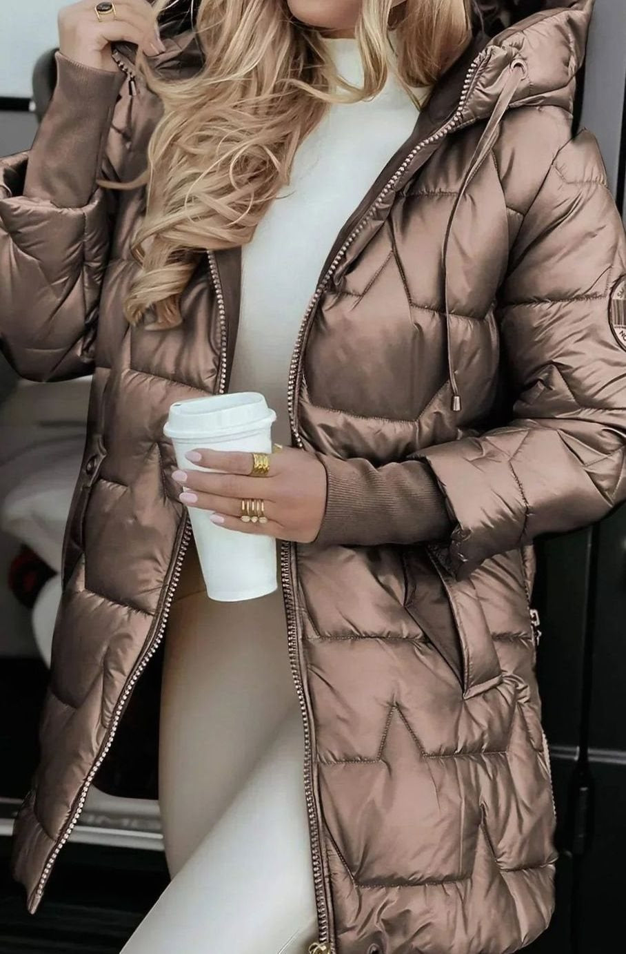 Winterjacke mit Kapuze und glänzender Steppung für Damen in Kaffeebraun