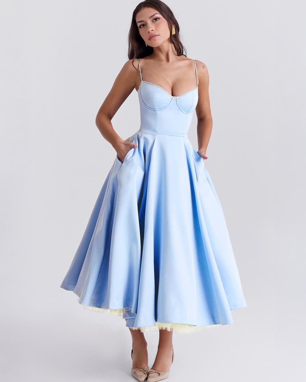 Bayer Modehaus - Damen Midikleid mit Herz-Ausschnitt und Spaghettiträgern in Babyblau