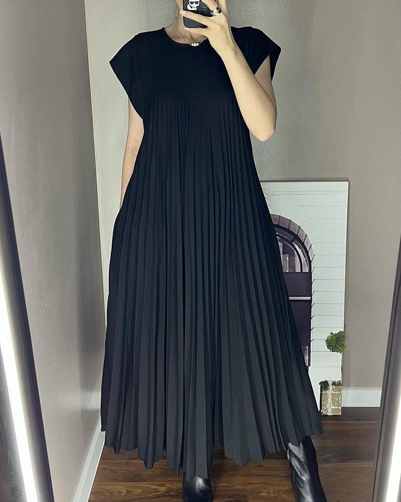 Bayer Modehaus - Damen Plisseekleid mit Rundhals, Maxi-Länge, kurze Ärmel in Schwarz