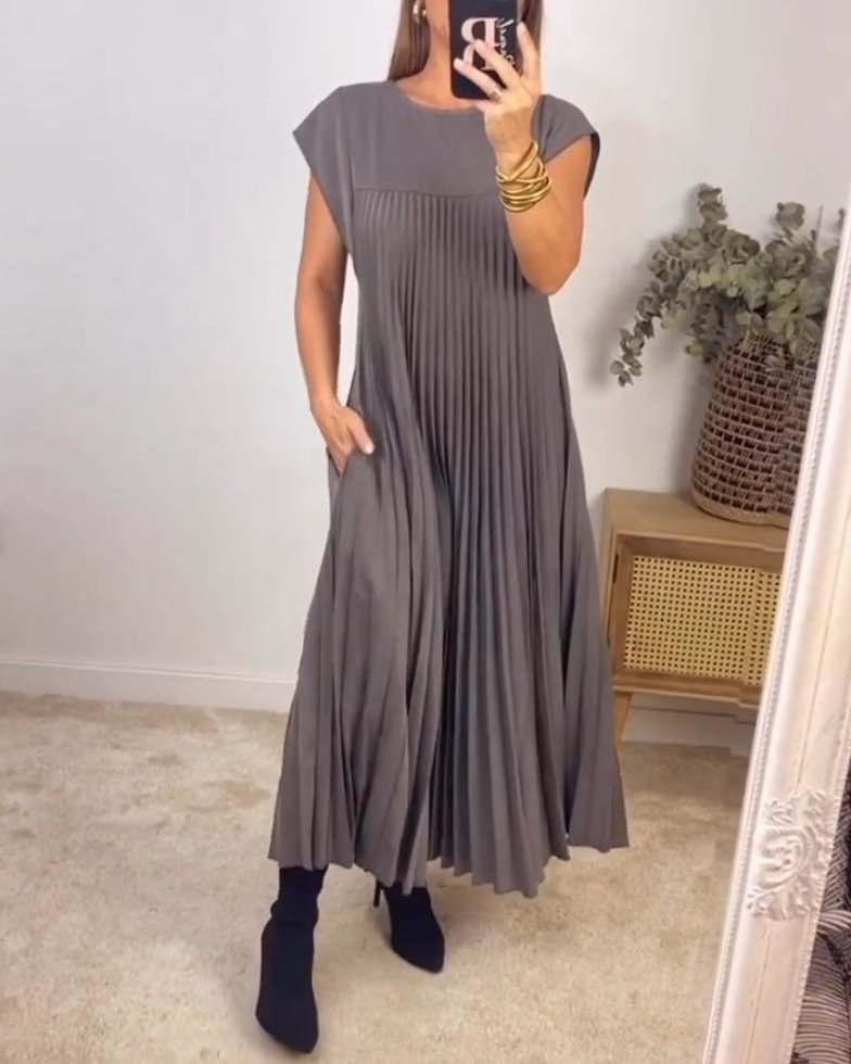 Bayer Modehaus - Damen Plisseekleid mit Rundhals, Maxi-Länge, kurze Ärmel in Grau