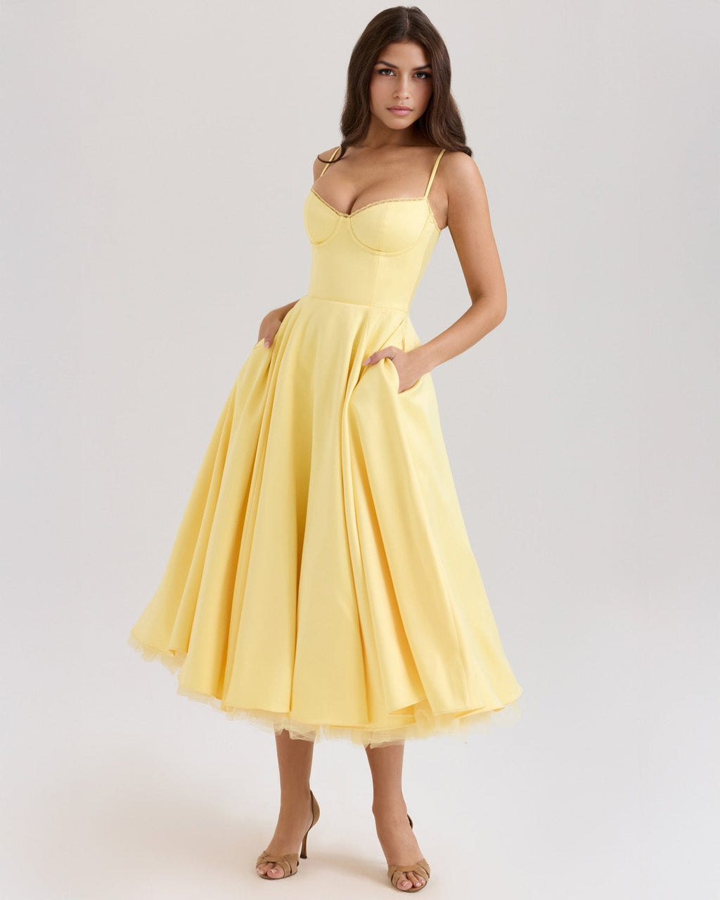 Midikleid mit Herz-Ausschnitt in Buttergelb, Taschen im Rock