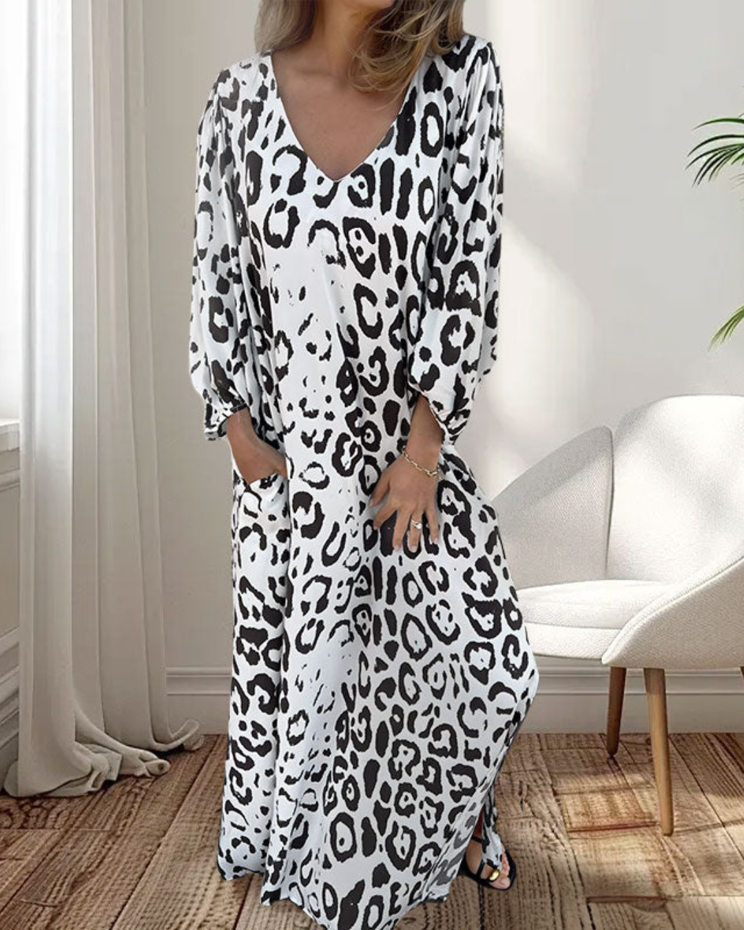 Maxikleid mit Leoparden-Print und V-Ausschnitt in Weiß