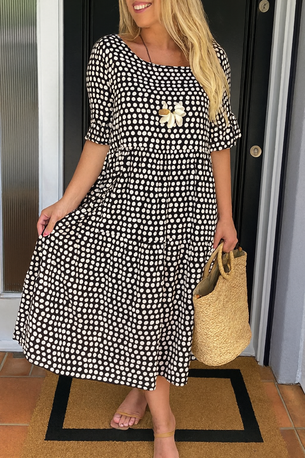 Midikleid mit Punkte-Muster und Rundhalsausschnitt in Schwarz