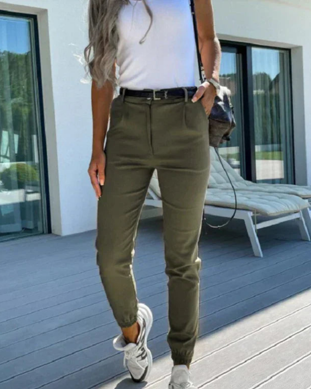 Taillierte Hose mit Bündchen am Beinabschluss in Armeegrün