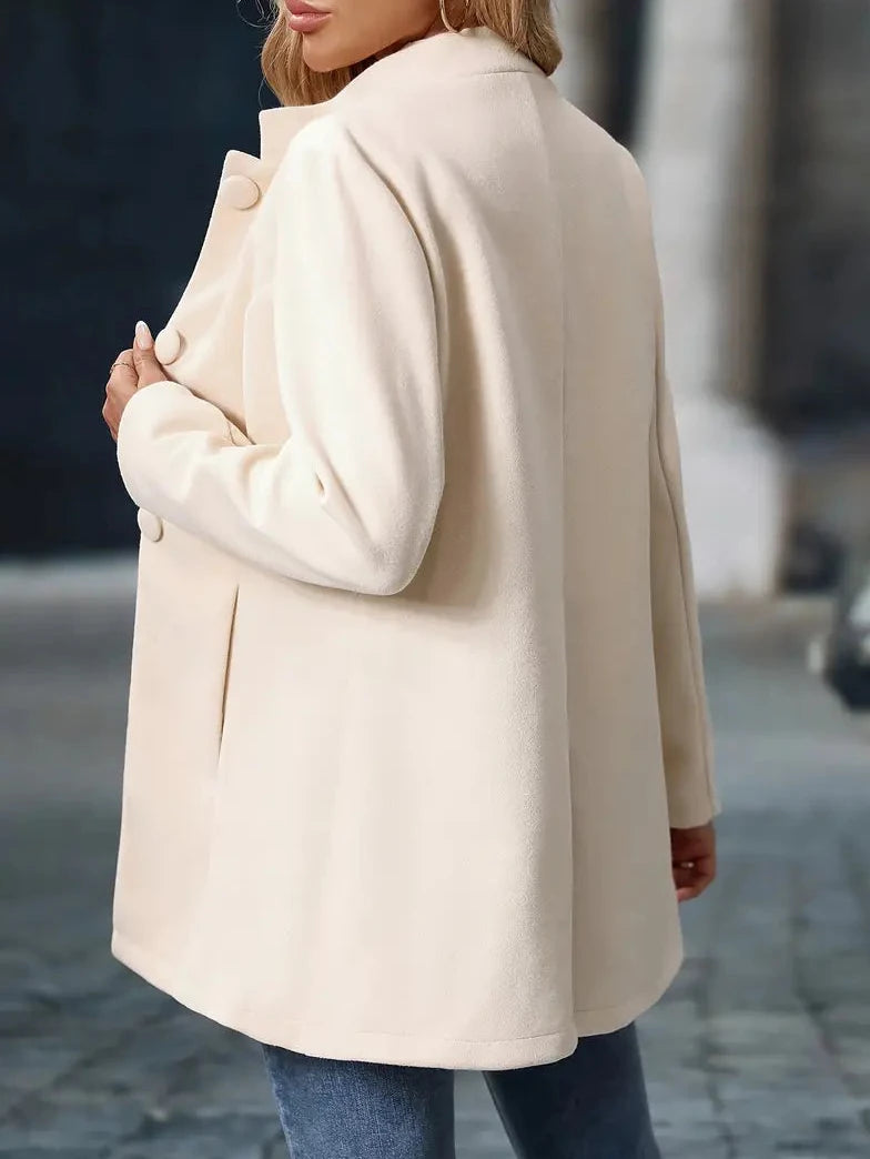 Bayer Modehaus - Damen Taillierte Jacke mit Stehkragen und Stoffknöpfen - Produktbild 4