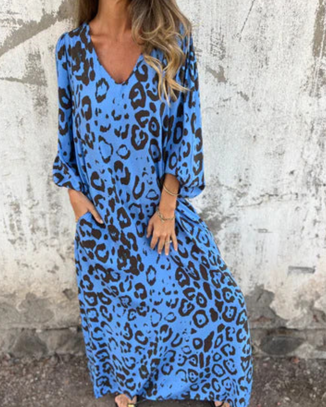 Bayer Modehaus - Damen Maxikleid mit Leoparden-Print, V-Ausschnitt und langen Ärmeln in Blau