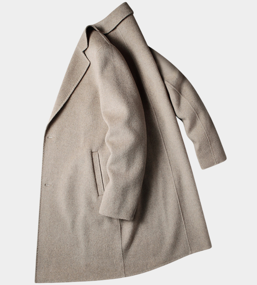 Herren Mantel mit Reverskragen und Leistentasche, liegende Ansicht in Camel