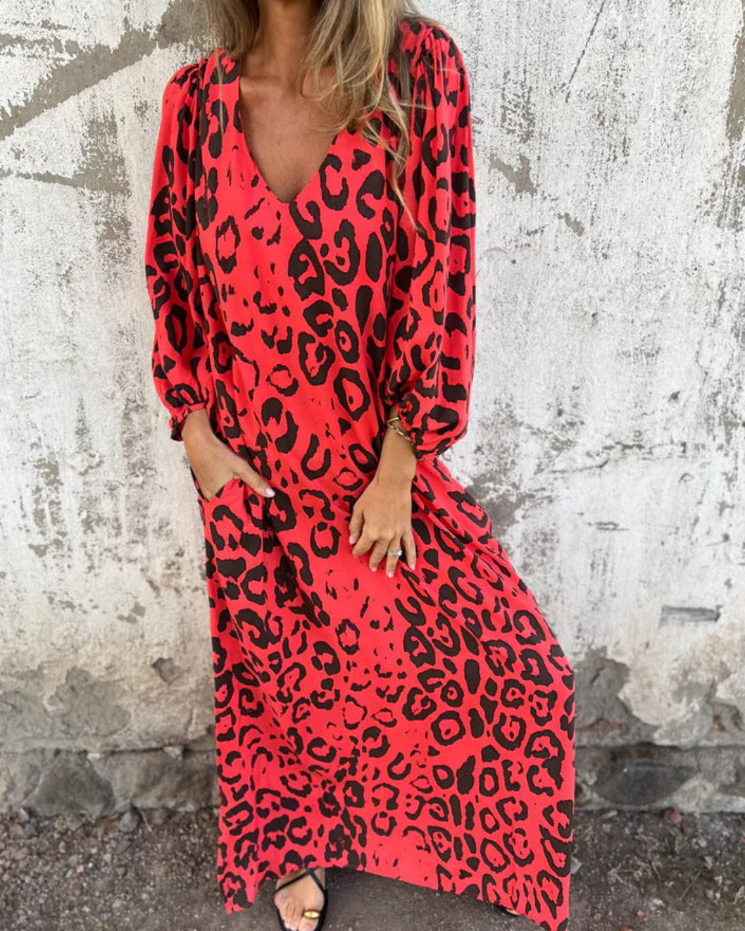 Bayer Modehaus - Damen Maxikleid mit Leoparden-Print, V-Ausschnitt und langen Ärmeln in Rot
