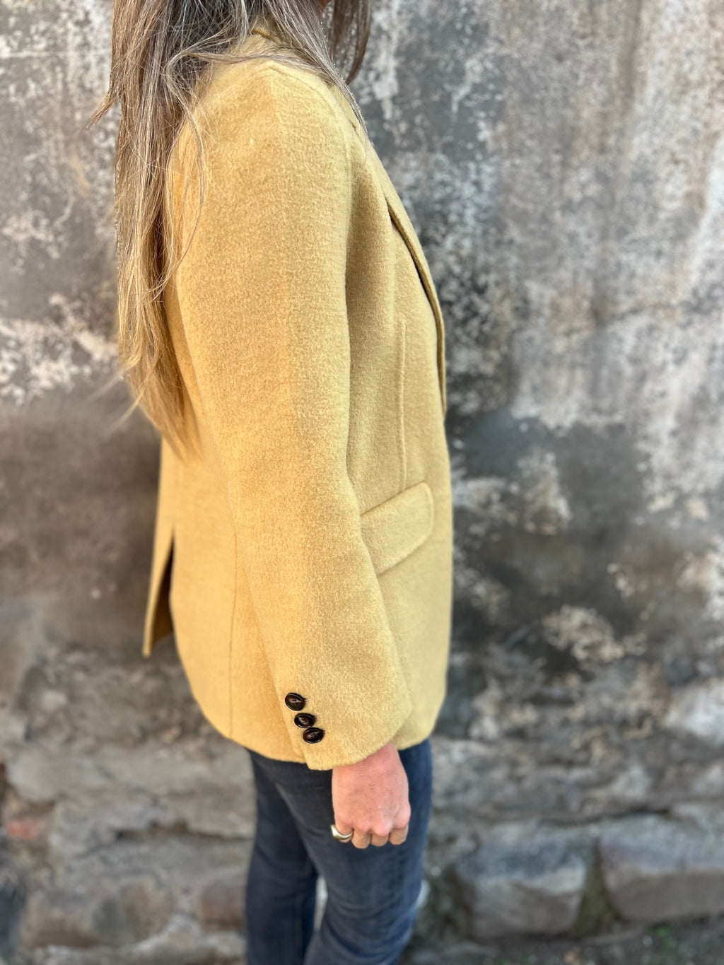 Damen-Blazer in Gelb, Seitenansicht mit Knopfzier am Ärmelsaum