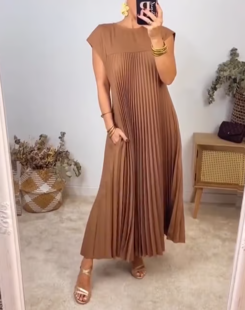Bayer Modehaus - Damen Plisseekleid mit Rundhals, Maxi-Länge, kurze Ärmel in Braun