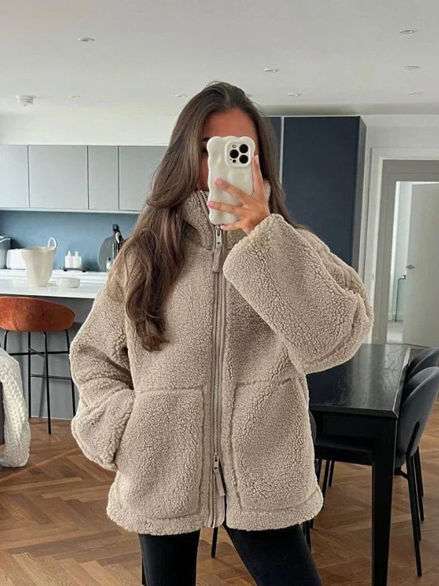 Teddyjacke im Oversized-Schnitt mit Stehkragen in Hellbraun, getragen