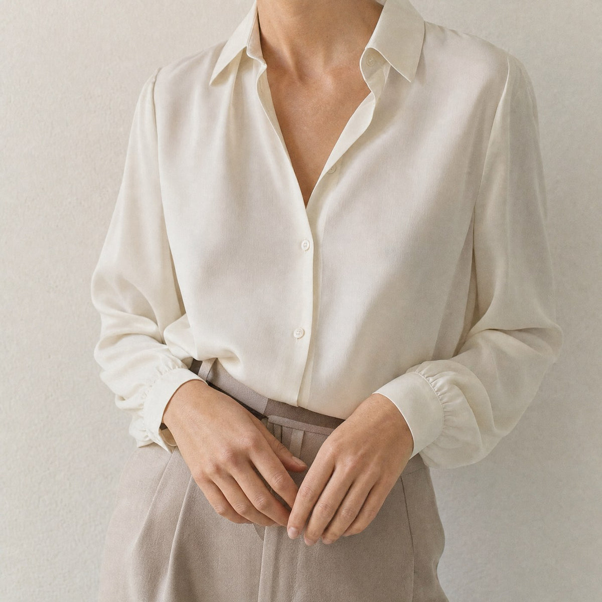 Elfenbeinfarbene Bluse mit kleinem Kragen und Knopfleiste
