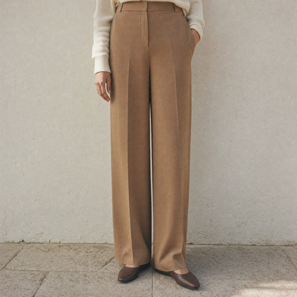 Weit geschnittene Hose in Camel mit flachen Lederschuhen