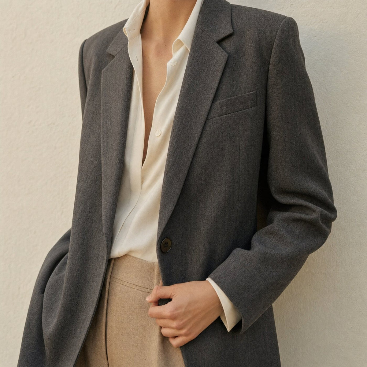 Strukturierter Blazer in weichem Anthrazit über cremefarbener Bluse