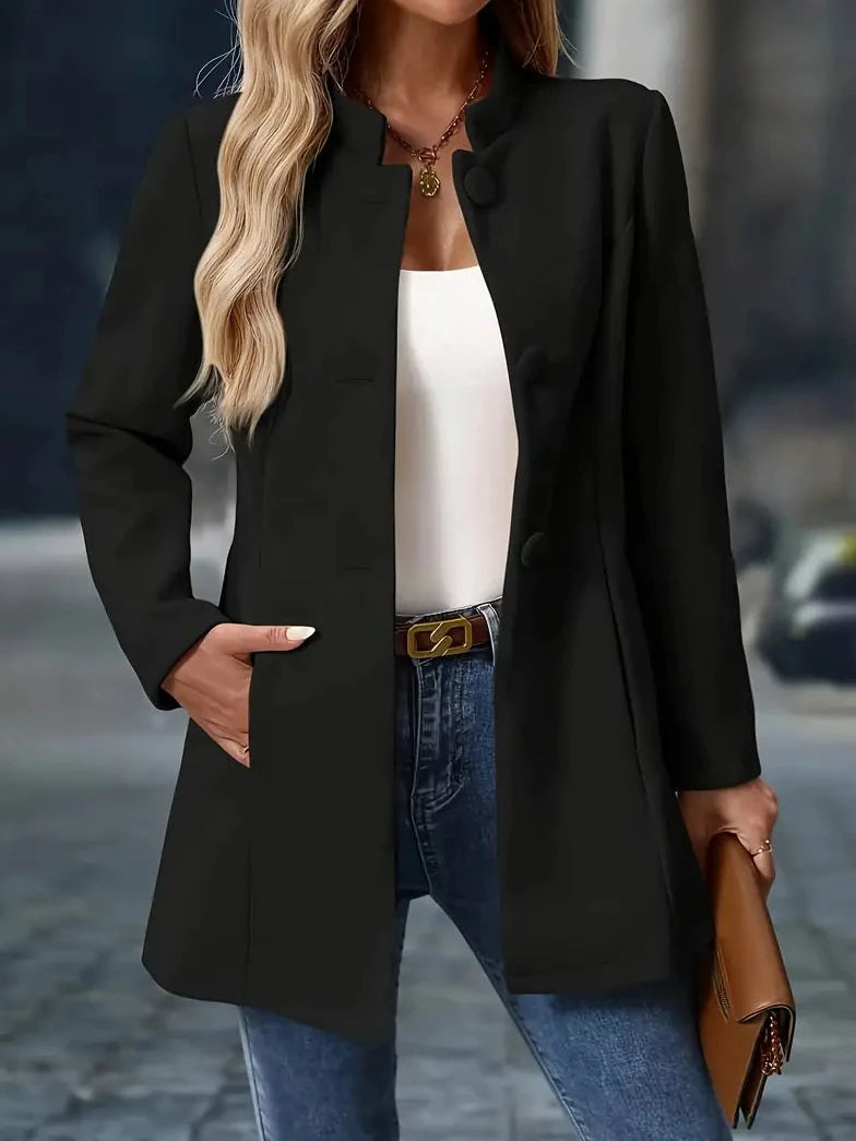 Bayer Modehaus - Damen Taillierte Jacke mit Stehkragen und Stoffknöpfen in Schwarz
