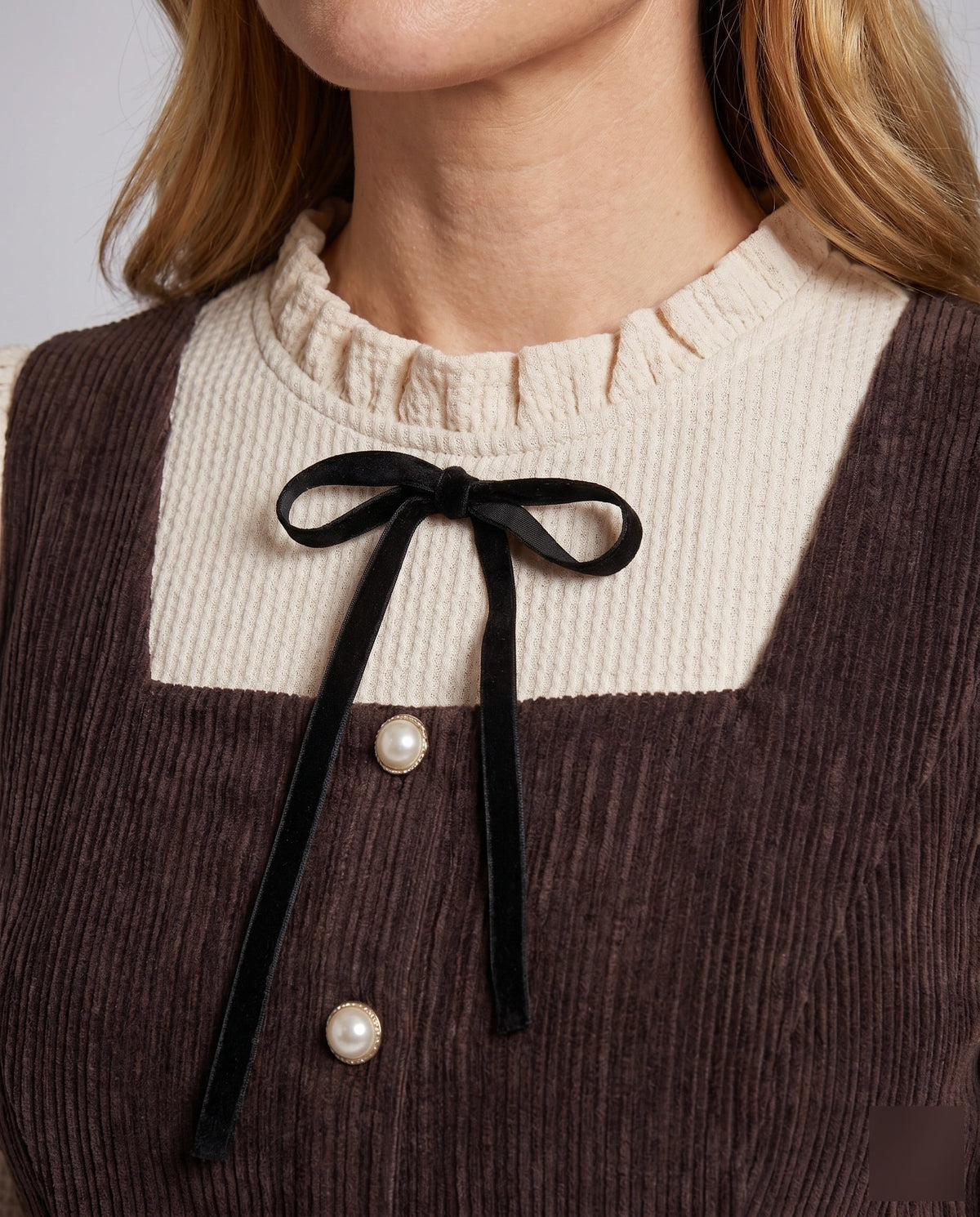 Cordkleid mit Rüschenkragen und Zierknöpfen für Damen