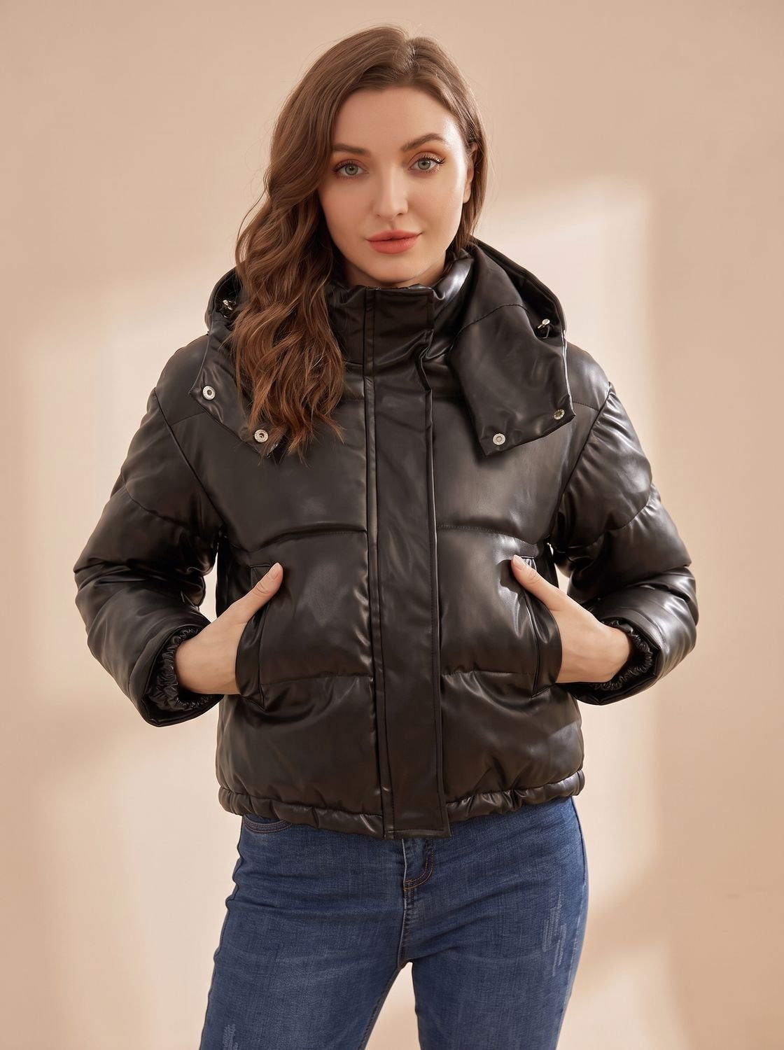 Daunenjacke Damen aus Kunstleder, kurz mit abnehmbarer Kapuze