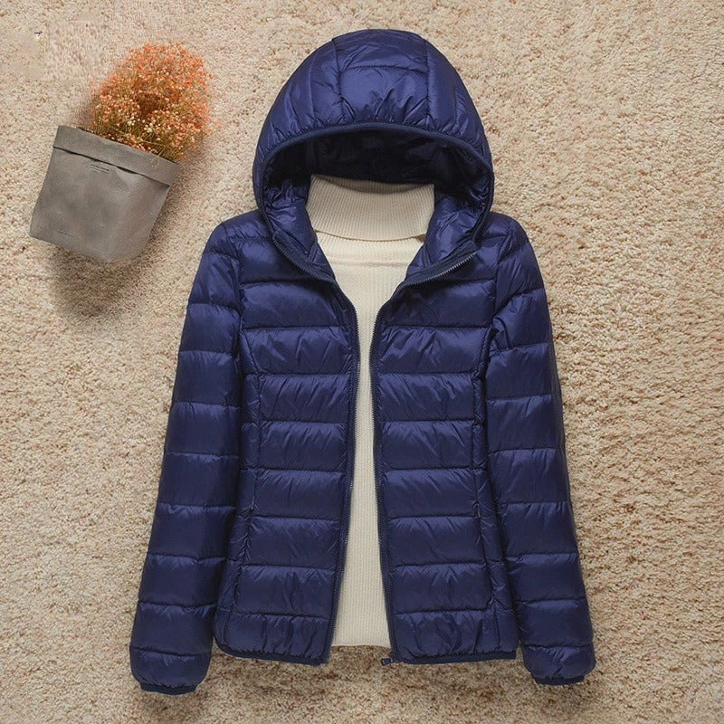 Daunenjacke mit Kapuze und horizontaler Steppung für Damen in Marineblau - Ansicht 2