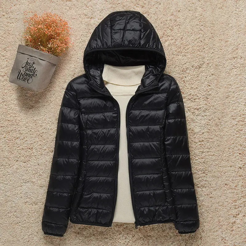Daunenjacke mit Kapuze und horizontaler Steppung für Damen in Schwarz - Ansicht 4
