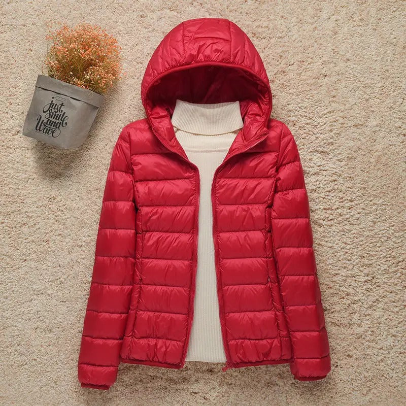 Daunenjacke mit Kapuze und horizontaler Steppung für Damen in Rot - Ansicht 7