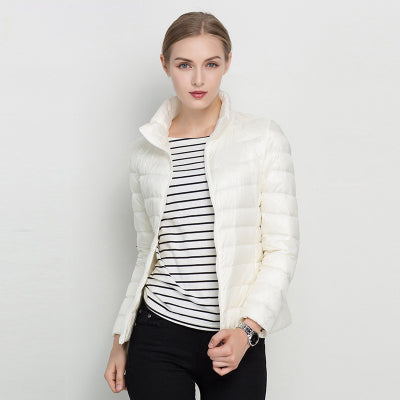 Kurze Daunenjacke mit Steppung und hohem Kragen für Damen in Weiß - Ansicht 2