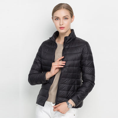 Kurze Daunenjacke mit Steppung und hohem Kragen für Damen in Schwarz - Ansicht 7