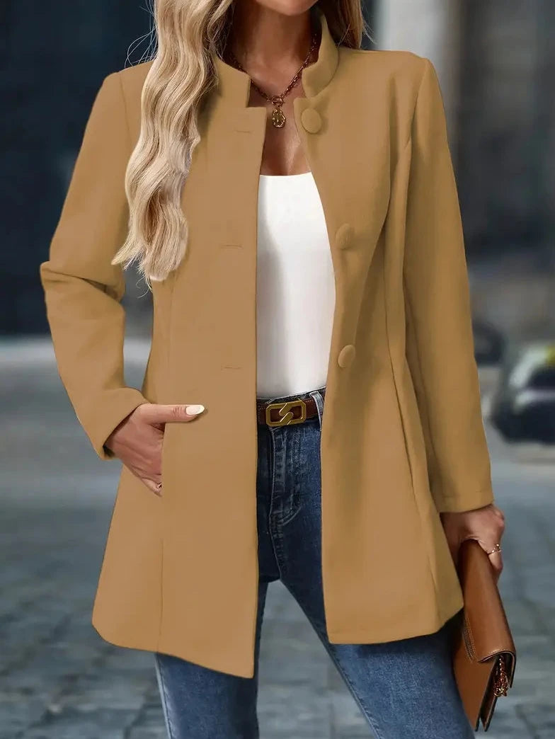 Bayer Modehaus - Damen Taillierte Jacke mit Stehkragen und Stoffknöpfen in Khaki