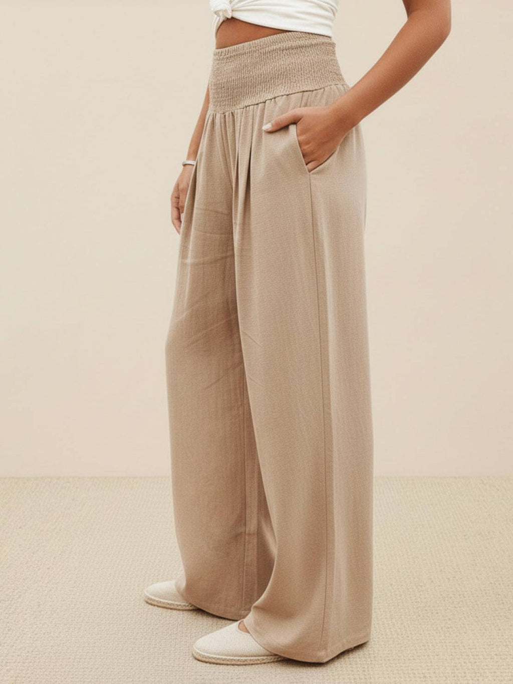 Weite Palazzohose mit Smokbund in Khaki, Seitenansicht
