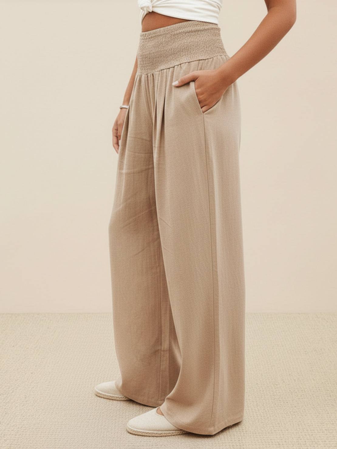 Weite Palazzohose mit Smokbund in Khaki, Seitenansicht