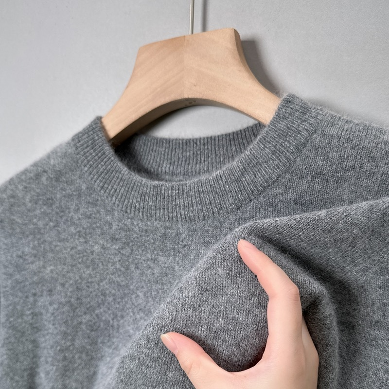 Damen Feinstrickpullover mit Rundhalsausschnitt in Grau, Detail Rundhalsausschnitt